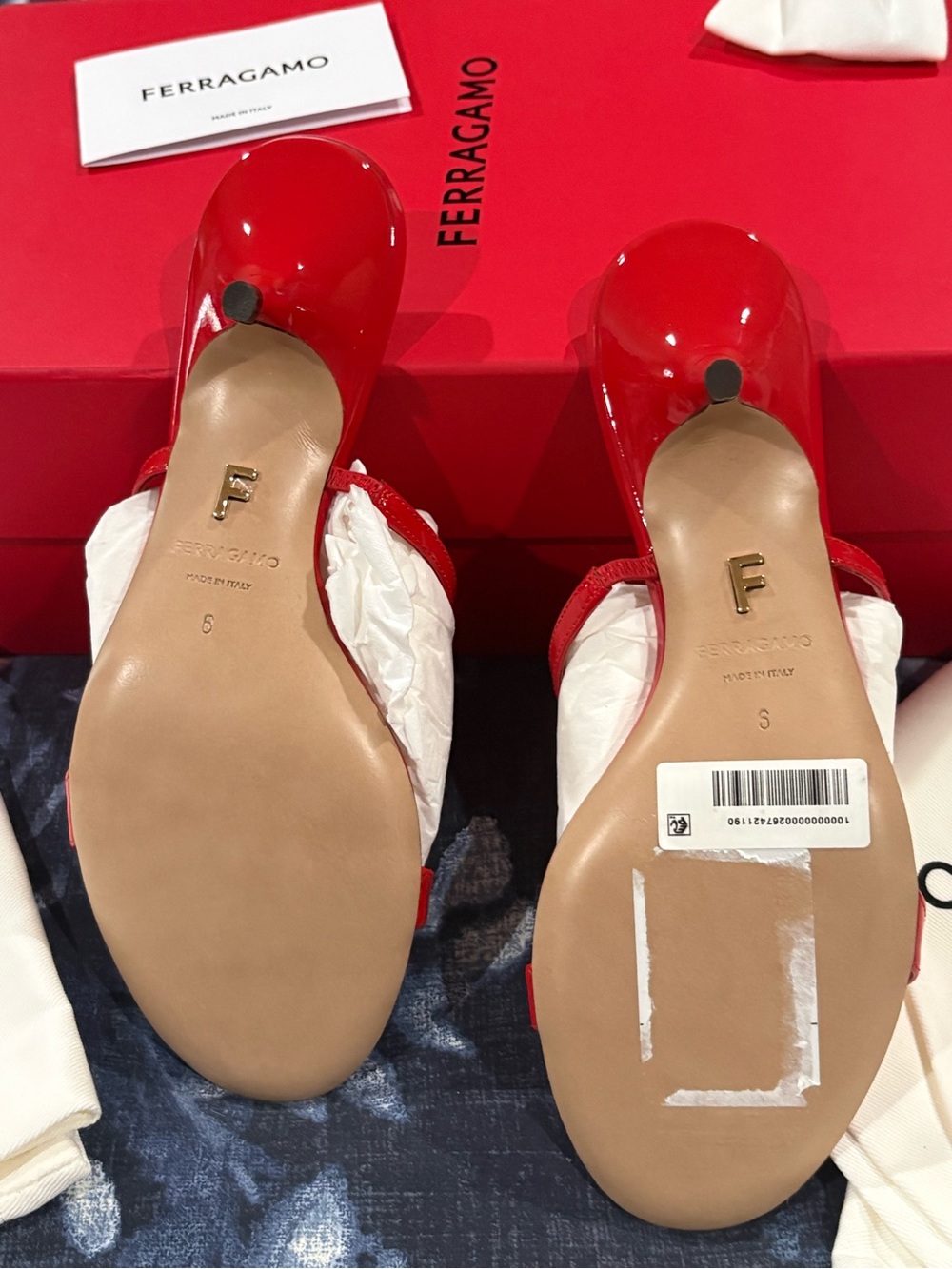 FERRAGAMO
Women's Abili 40 Mini Bow Sandals. Red . Size 6C - Picture 9 of 11
